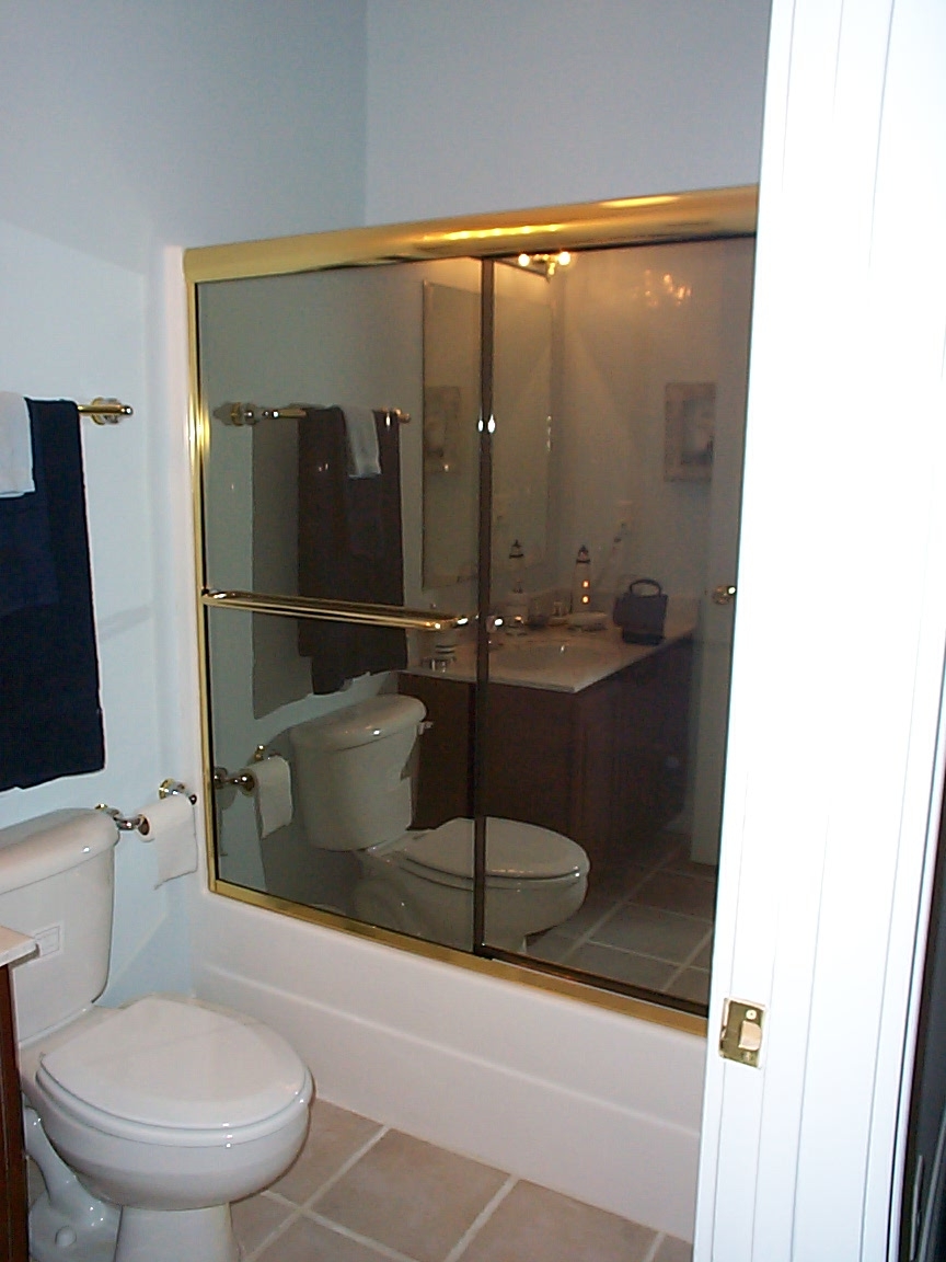 tub with mirror black glass